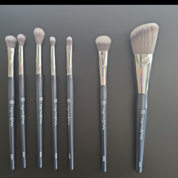 Angled Makeup Brush Set - Black and Silver